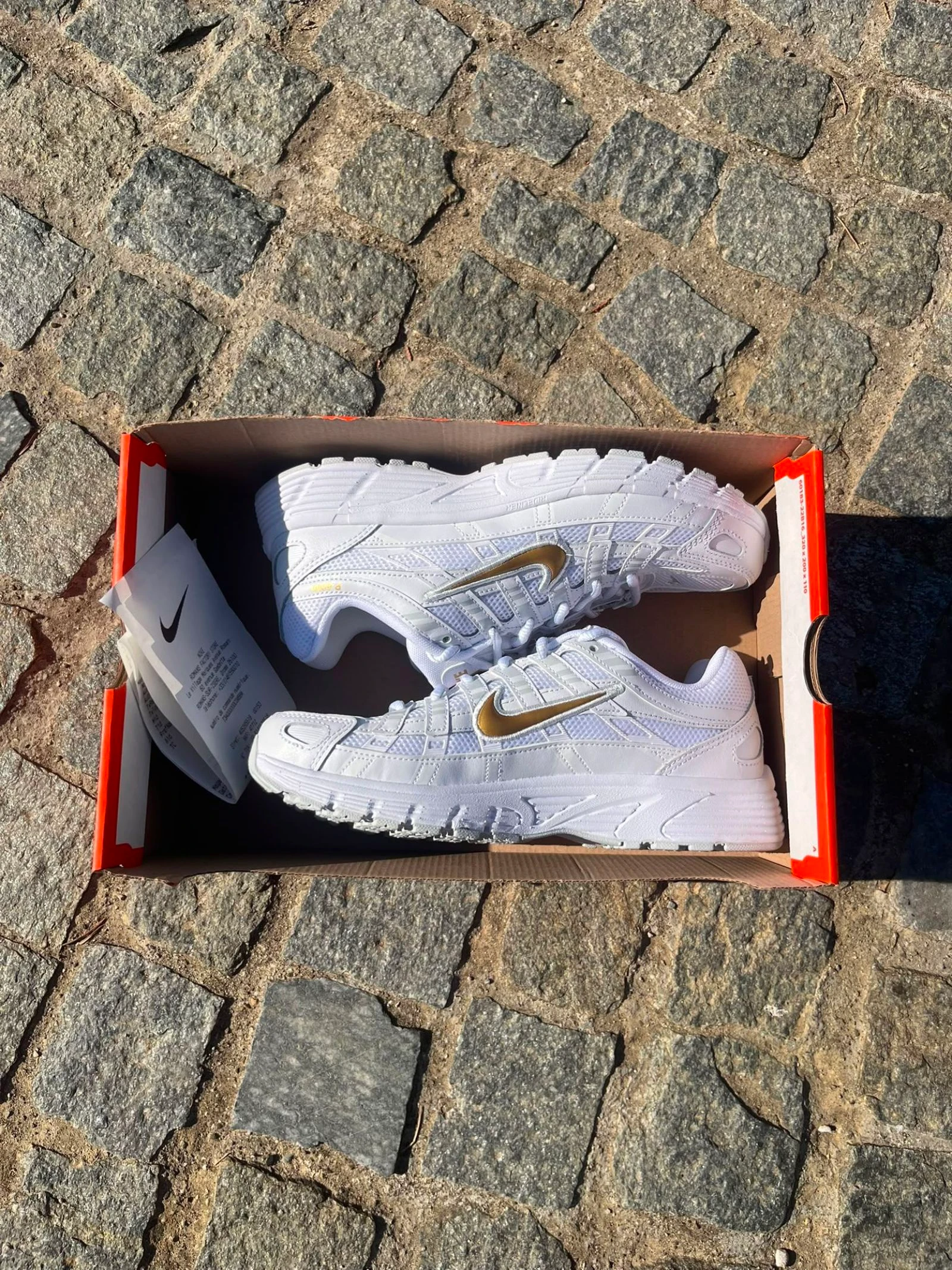 Nike P-6000 Blanc Or Neuves Authentiques Taille 38.5 Sneakers Homme Femme Avec Boîte